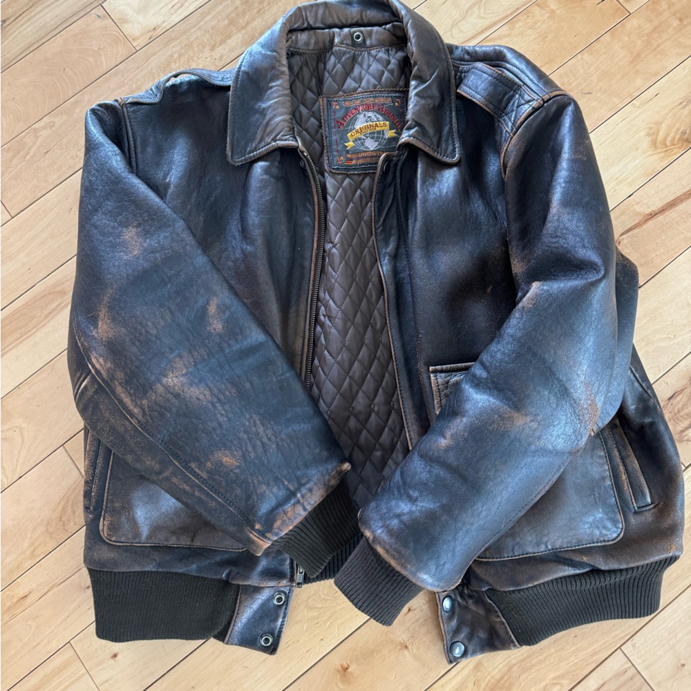 Vintage brown leather jacket. Fits like a large.
